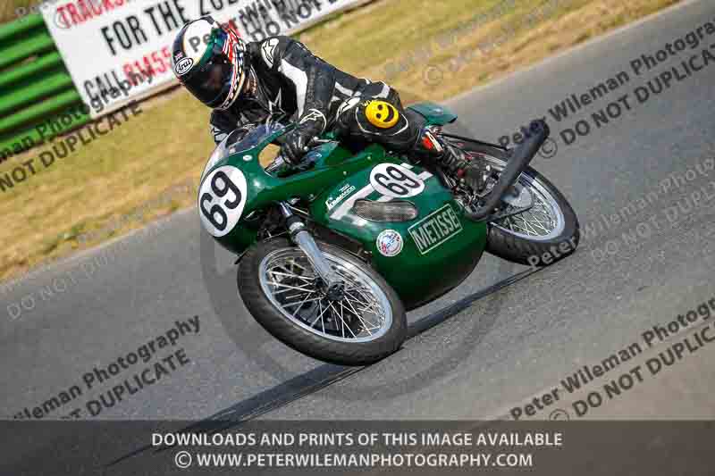 Vintage motorcycle club;eventdigitalimages;mallory park;mallory park trackday photographs;no limits trackdays;peter wileman photography;trackday digital images;trackday photos;vmcc festival 1000 bikes photographs